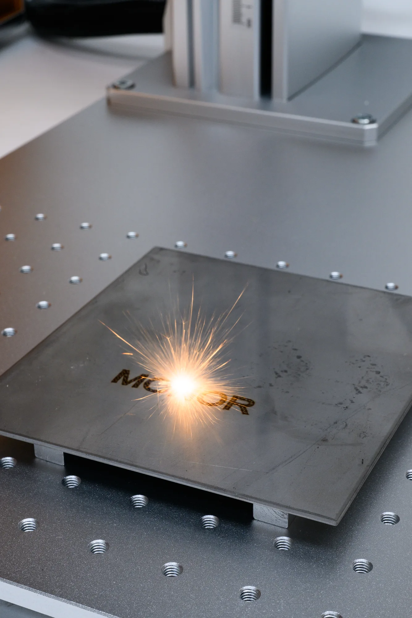 MONOR Fiber laser 60 W MOPA – laserové značení kovu v procesu