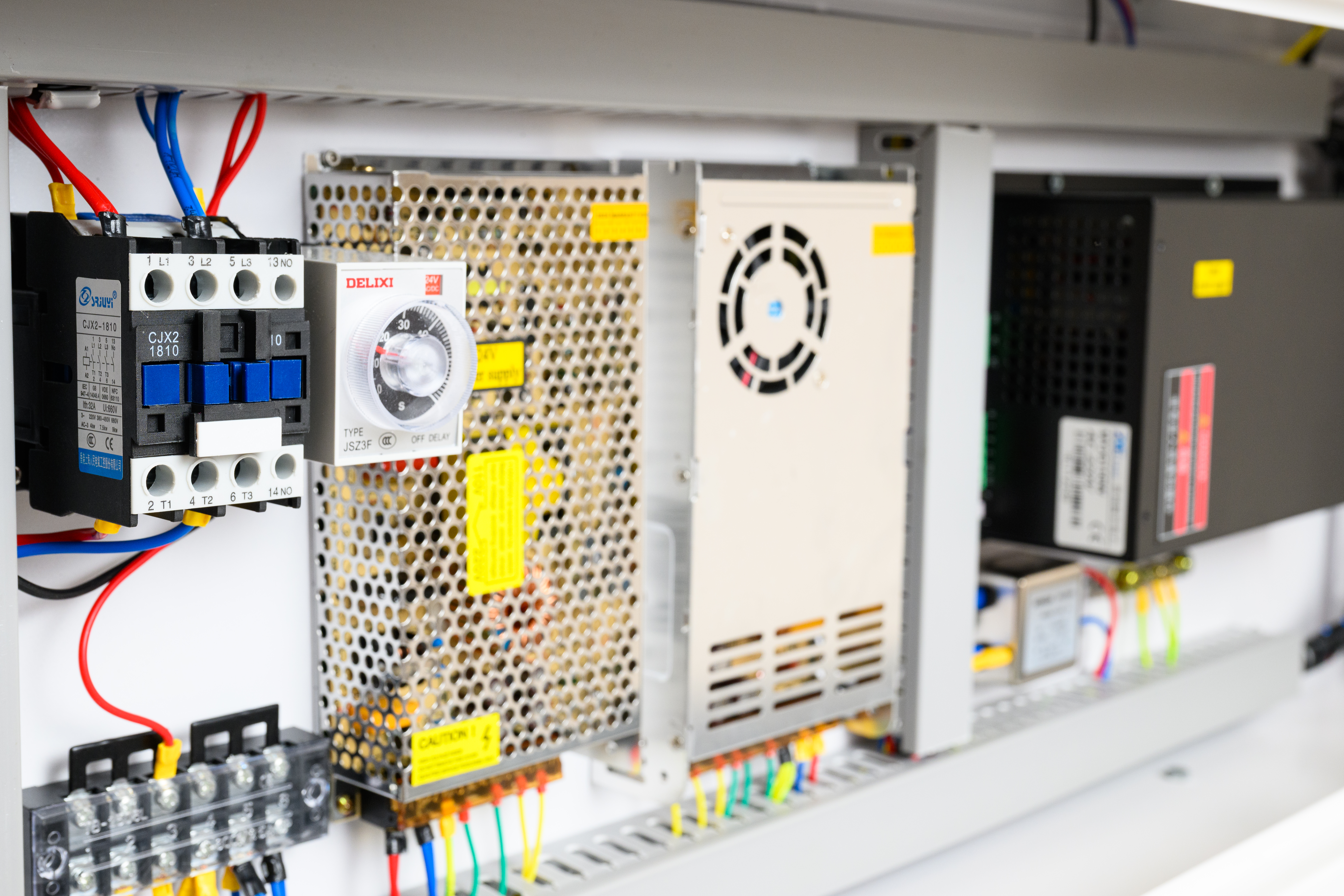 Elektronika a napájení stroje MONOR 1490
