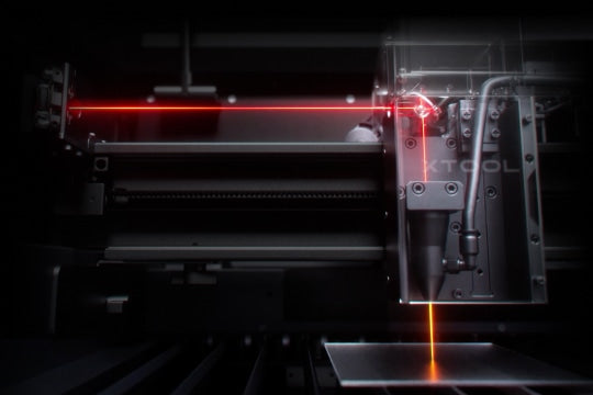 Laserová hlava xTool P2S pri práci