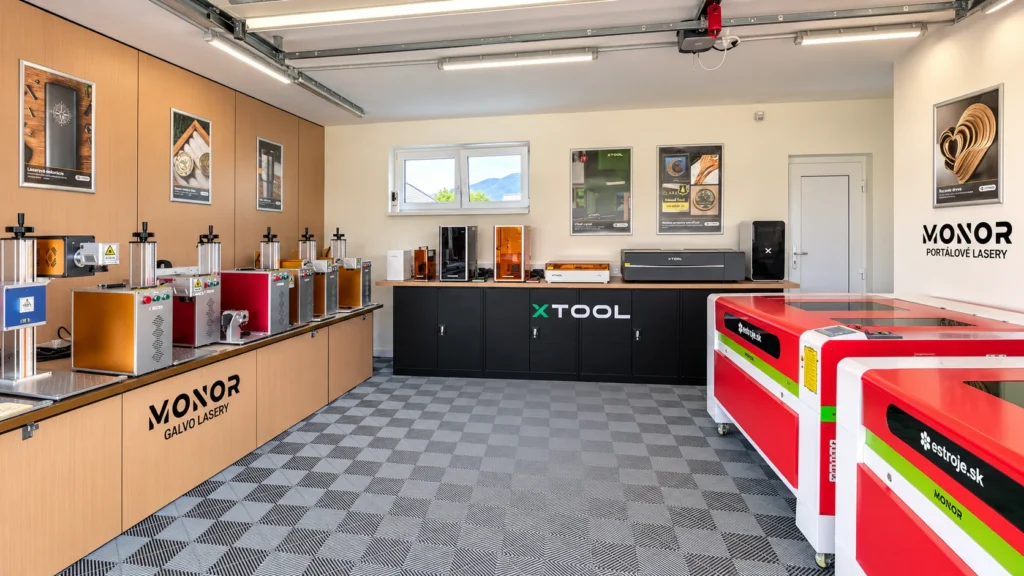 Showroom eStroje v Košťanoch nad Turcom – lasery MONOR a xTool
